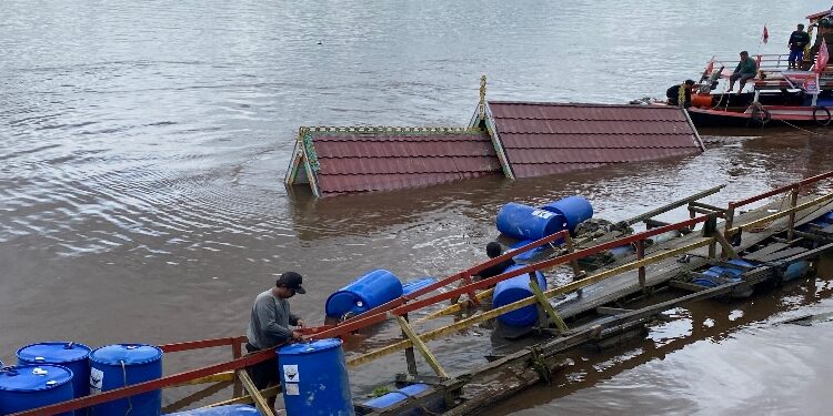 FOTO: DIAN/MATA KALTENG - Proses evakuasi kapal susur sungai milik pemerintah daerah, Kotim 25 Januari 2025.