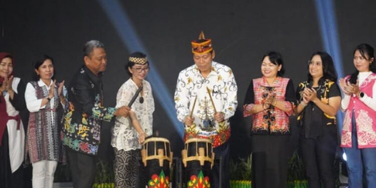 FOTO: IST/MATAKALTENG - Staf Ahli Gubernur Kalteng Bidang Ekonomi, Keuangan dan Pembangunan Yuas Elko saat membuka secara resmi Gelar Seni Budaya Kalteng Tahun 2025.
