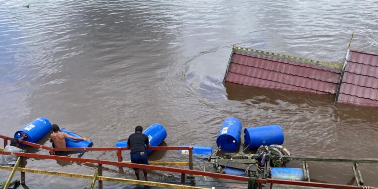 Foto:IST/MATA KALTENG - Proses pengapungan kapal susur sungai milik pemerintah daerah yang karam.