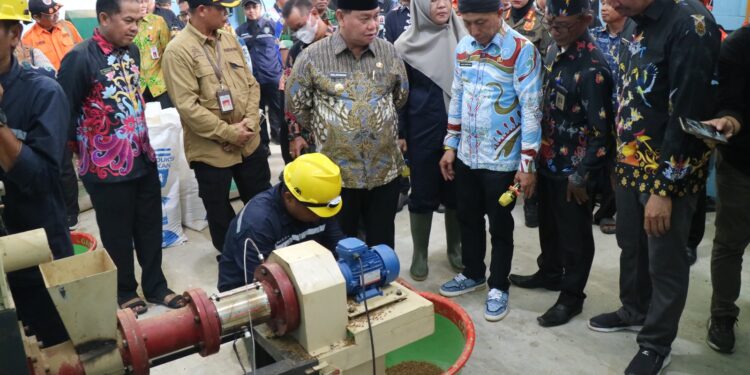 Foto: IST/MATA KALTENG - Bupati Kabupaten Kotim saat mengunjungi pabrik produksi pakan ikan di Desa Sei Ijum Kecamatan Mentaya Hilir Selatan.