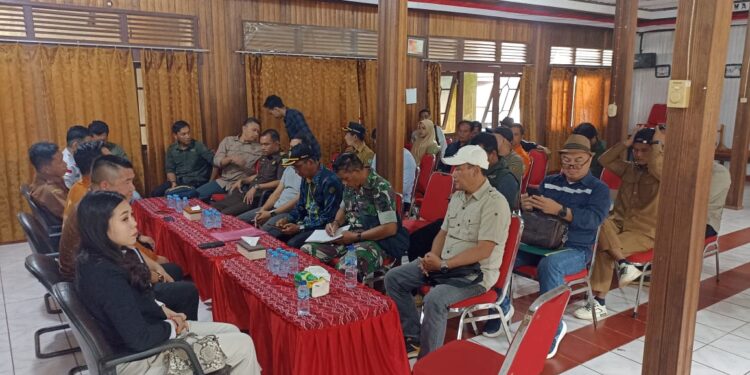 Foto:IST/MATA KALTENG - Komisi 1 DPRD kabupaten Kotim bersama pihak terkait saat melaksanakan mediasi di lokasi lahan yang disengketakan PT BMW bersama warga Desa Karang Tunggal belum lama ini.