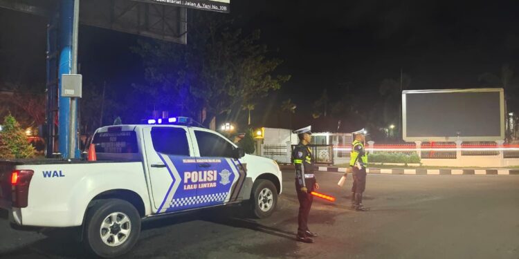 FOTO: MATAKALTENG - Personel Satlantas Polresta Palangka Raya, pada saat memastikan kondisi arus lalu lintas tidak macet.