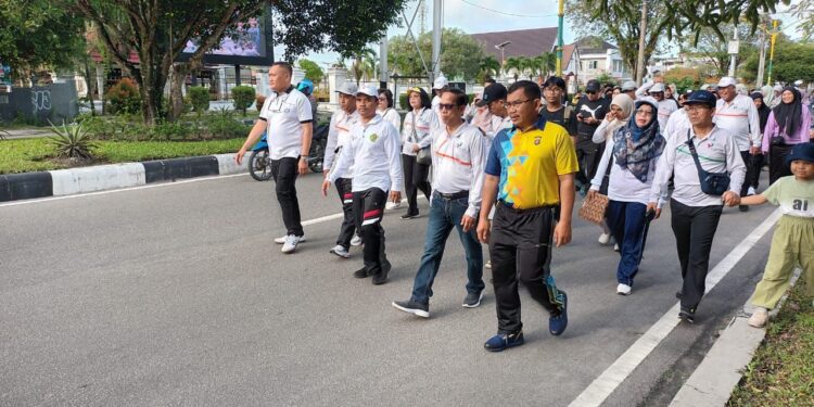 FOTO: MATAKALTENG - Wakasatbinmas Polresta Palangka Raya, Ipda Narmanto pada saat mengikuti jalan sehat.