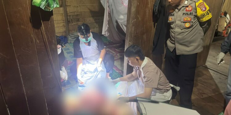 FOTO : MATAKALTENG - Korban saat di evakuasi jajaran Kepolisian.