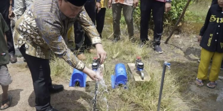 Foto:DOK/MATA KALTENG - Bupati Kotim saat meresmikan sambuangan air bersih di MHS beberapa waktu lalu.