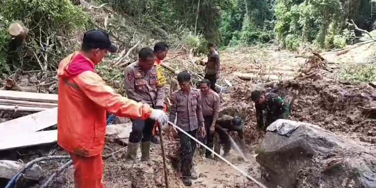 FOTO: MATAKALTENG - Personel gabungan pada saat berusaha melakukan pencarian korban bencana longsor.