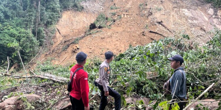 FOTO: MATAKALTENG - Personel Polsek Kahayan Hulu Utara pada saat meninjau lokasi kejadian longsor.