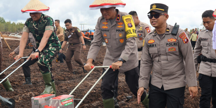 FOTO: MATAKALTENG - Wakapolda Kalteng, Brigjen Pol Rakhmad Setyadi, pada saat menanam benih jagung.