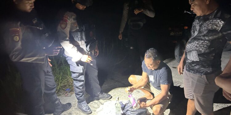 FOTO: MATAKALTENG - Personel Ditsamapta Polda Kalteng, pada saat memeriksa barang bawaan warga.