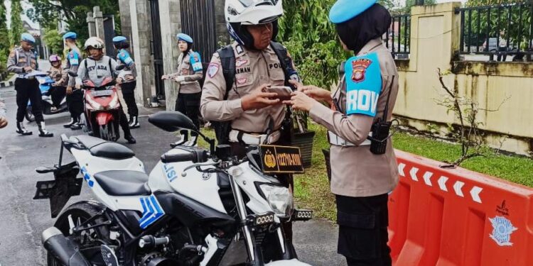 FOTO: MATAKALTENG - Pengecekan kelengkapan administrasi personel oleh Bidpropam Polda Kalteng.