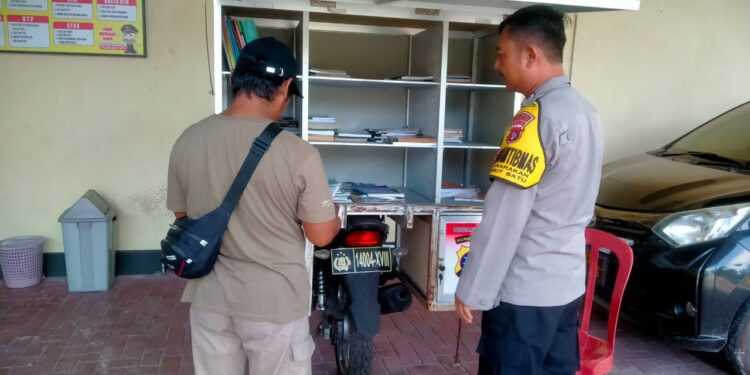 FOTO: MATAKALTENG - Personel Polsek Bukit Batu pada saat menyediakan sepeda motor Bajaka Presisi.