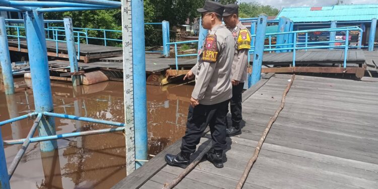 FOTO: MATAKALTENG - Personel Polsek Bukit Batu pada saat mengecek debit air di pelabuhan Pangkalima Jaya.