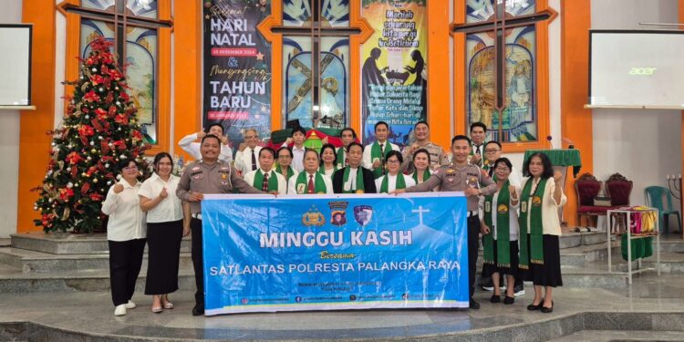 FOTO: MATAKALTENG - Personel Satlantas Polresta Palangka Raya, pada saat berfoto bersama jemaat gereja Zerubabel.
