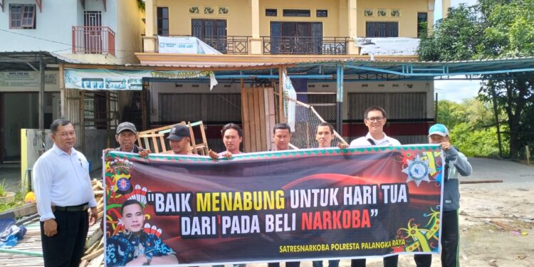 FOTO: MATAKALTENG - Jajaran Satresnarkoba Polresta Palangka Raya pada saat berfoto bersama warga.