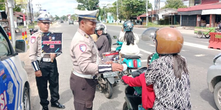 FOTO: MATAKALTENG - Personel Satlantas Polresta Palangka Raya, pada saat mengedukasi pengendara terkait tertib berlalu lintas.