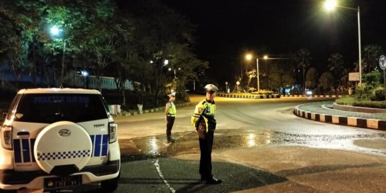 FOTO : SATLANTAS POLRES GUMAS/MATA KALTENG - Personel Satlantas Polres Gumas ketiks melakukan patroli, di Bundaran Dohong, Kota Kuala Kurun, Senin, 27 Januari 2025 malam.
