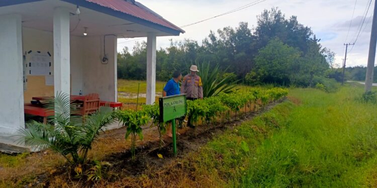 FOTO: MATAKALTENG - Personel Polsek Rakumpit, pada saat menyambangi petani.