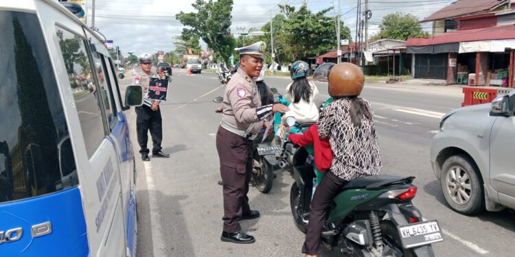 FOTO: MATAKALTENG - Personel Satlantas Polresta Palangka Raya, pada saat mengedukasi pengendara.