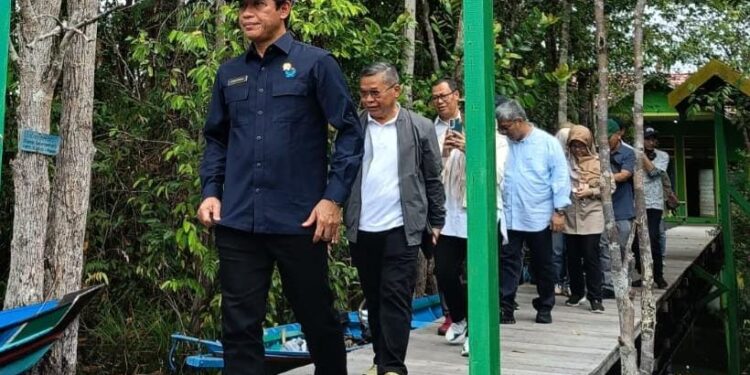 Foto: MATAKALTENG - Menteri Lingkungan Hidup (LH) Hanif Faisol Nurofiq saat melakukan kunjungan kerja ke Kalimantan Tengah (Kalteng).