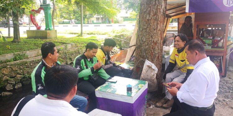 FOTO: MATAKALTENG - Personel Satresnarkoba Polresta Palangka Raya, pada saat mengedukasi ojol.