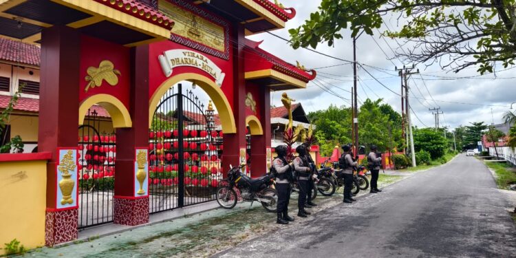 FOTO: MATAKALTENG - Personel Satbrimob Polda Kalteng, pada saat bersiaga di Vihara Dharma Mulia.