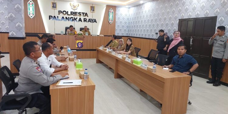 FOTO: MATAKALTENG - Kapolresta Palangka Raya, Kombes Pol Dedy Supriadi, ada saat megikuti rakor penanaman jagung.