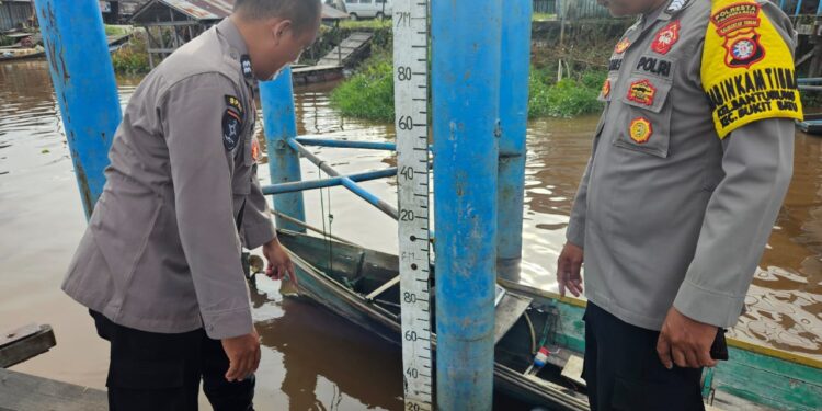 FOTO: MATAKALTENG - Personel Polsek Bukit Batu, pada saat mengecek debit air di sungai Rungan.