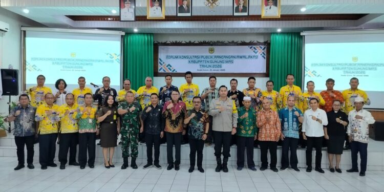 FOTO : DISKOMINFO SANTIK/MATA KALTENG - Pj Bupati Gumas Herson B Aden, Sekda Richard, Kapolres AKBP Theodorus Priyo Santosa, berfoto bersama dengan kepala perangkat daerah, kegiatan forum konsultasi publik rancangan awal RKPD tahun 2026, di aula kantor bapperida setempat, pekan lalu.