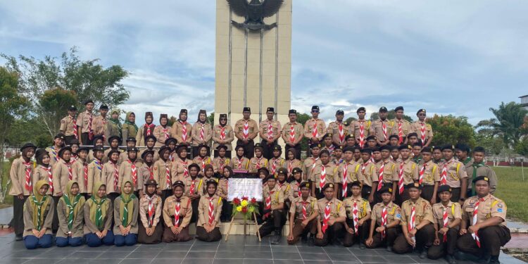 Foto: IST/MATA KALTENG - Kwartir Ranting Gerakan Pramuka Baamang melaksanakan Ziarah dan Tabur Bunga di  Taman Makam Pahlawan (TMP) Batarung Sampit.
