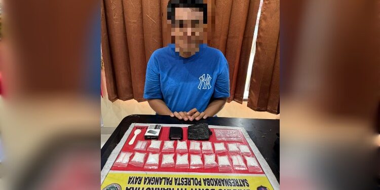 FOTO: MATAKALTENG - Terduga pelaku beserta barang bukti pada saat diamankan di Mapolresta Palangka Raya.