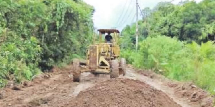 Foto:IST/MATA KALTENG - Perbaikan Jalan Simpang Desa Tinduk sampai dermaga penyeberangan Desa Terantang.
