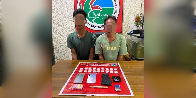 FOTO: IST/MATAKALTENG- Dua tersangka Narkotika saat diamankan oleh Satreskoba Polres Kotim.