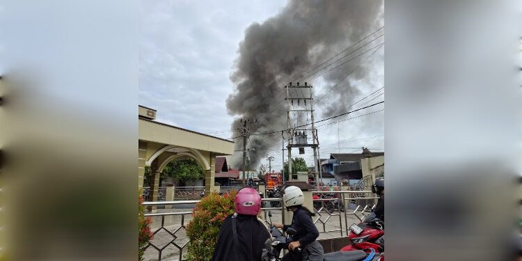 FOTO: IST/MATAKALTENG- Nampak asap mengepul ke udara saat peristiwa kebakaran di komplek Kamar 20, Kota Sampit, Jumat, 31 Januari 2025 pagi.