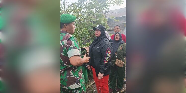 Foto:IST/MATA KALTENG - Wakil Bupati Kabupaten Kotim Irawati saat meninjau langsung lokasi kebakaran di Kompek Kamar XX, Kelurahan Sawahan, Kecamatan MB Ketapang, 31 Januari 2025.