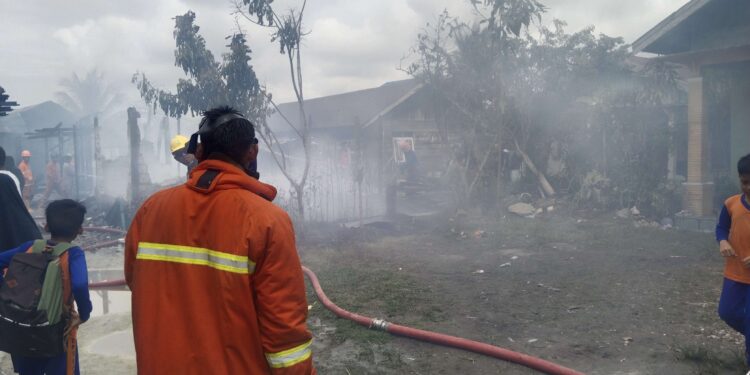 FOTO: AGUS/MATAKALTENG- Proses pemadaman api di   Jalan Muchran Ali, Gang Delima Kuning, Kecamatan Baamang, Kabupaten Kotawaringin Timur (Kotim) pada Jumat, 31 Januari 2025.