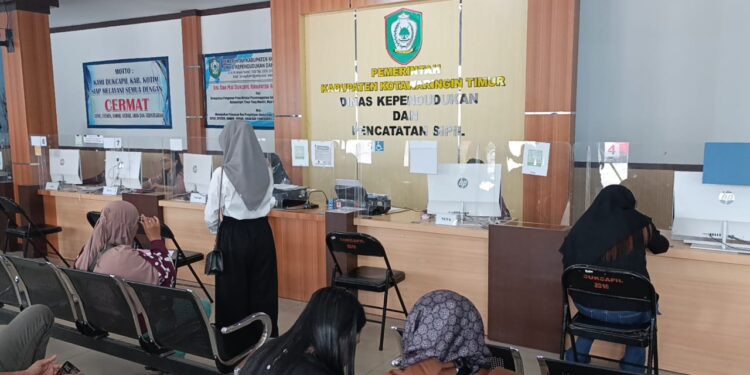 Foto: DIAN/MATA KALTENG - Suasana layanan di Disdukcapil Kotim.