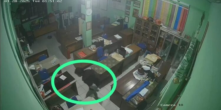 FOTO: IST/MATAKALTENG- Aksi Pencurian di ruang TU Masjid Baiturahim terekam kamera CCTV.