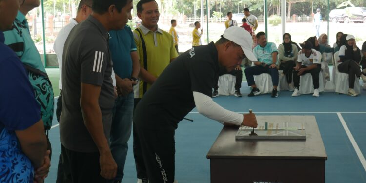 Foto : AKH/MATAKALTENG - Pj Bupati Sukamara Rendy Lesmana saat meresmikan lapangan tenis indoor.