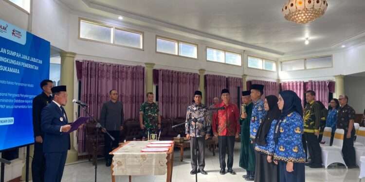 Foto : AKH/MATAKALTENG - Pj Bupati Sukamara Rendy Lesmana saat melantik pejabat fungsional dilingkungan Pemkab Sukamara.