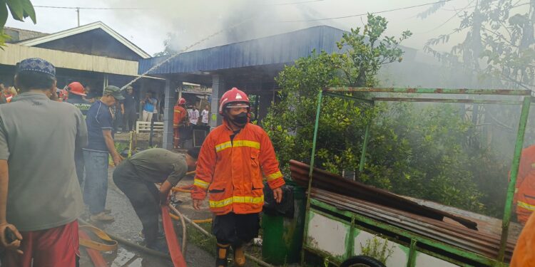 FOTO: IST/MATAKALTENG- Nampak petugas pemadam kebakaran saat berupaya memadamkan api di Komplek Kamar 20 Kelurahan Sawahan, Sampit. Jumat, 31 Januari 2025 pagi.