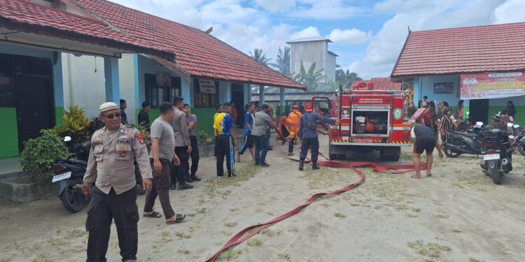 FOTO: AGUS/MATAKALTENG- Suasa di tempat terjadi kebakaran yang melahap Kantin sekolah milik SDN 6 Pelangsian.