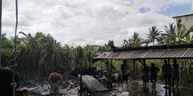 FOTO: AGUS/MATAKALTENG- Kantin milik SDN 6 Pelangsian rata dengan tanah usai jago merah mengamuk. Jumat, 31 Januari 2025 siang.