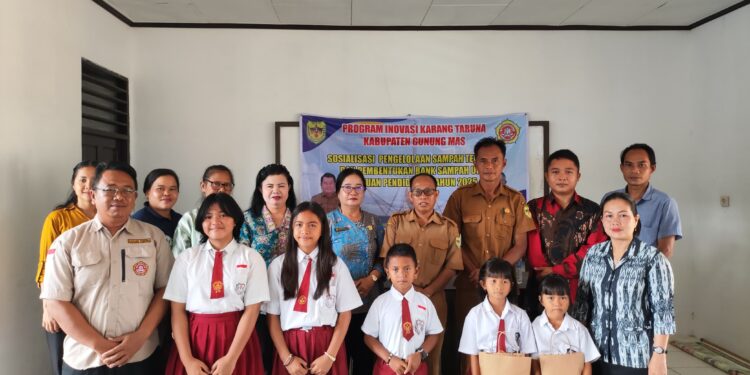 FOTO : KARANG TARUNA GUMAS/MATA KALTENG - Ketua Karang Taruna Kabupaten Gumas Isnaini ketika berfoto bersama dengan guru dan para peserta didik di Kecamatan Rungan Hulu, Jumat, 31 Januari 2025.