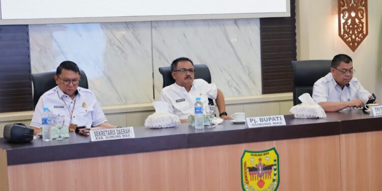FOTO : DISKOMINFO SANTIK/MATA KALTENG - Pj Bupati Gumas Herson B Aden didampingi Sekda Richard, dan Kepala Inspektorat Dihel, mengikuti launching hasil SPI secara zoom meeting, di ruang rapat lantai 1 kantor bupati, pekan lalu.