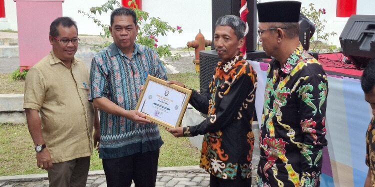 FOTO: DIAN/MATA KALTENG - Penyerahan penghargaan gerai penyelenggara pelayanan pada pembukaan Bazar UMKM dalam rangka semarak HUT Kotim ke 72 dan HUT MPP ke 2, Sabtu 1 Februari 2025.