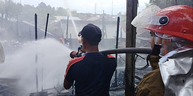 FOTO: MATAKALTENG - Tim Damkar gabungan pada saat memadamkan api di rumah korban.