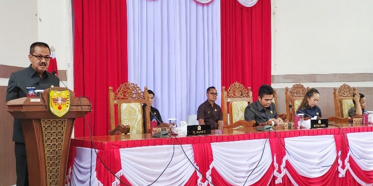FOTO: IST/MATAKALTENG - Pj Bupati Gumas Herson B Aden saat menghadiri rapat paripurna DPRD setempat, belum lama ini.