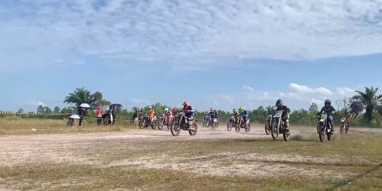 FOTO: AGUS/MATAKALTENG - Foto bersama para raider berbagai komunitas Trail saat Latber Kelas Campuran di Sirkuit Grasstrack SEHATI Kota Sampit. Minggu 2 Februari 2025.