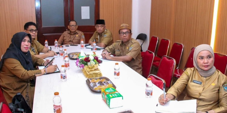 FOTO: PROKOM SERUYAN/MATA KALTENG - Pj Sekda Seruyan, Bahrun Abbas beserta jajaran saat mengikuti rapat koordinasi (rakor) dalam rangka persiapan KDH dan WKDH via Zoom Meeting di Ruang Rapat Asisten Setda Seruyan, Senin 3 Februari 2025.
