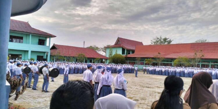 Foto:IST/MATA KALTENG - Suasana upacara Senin pagi di salah satu sekolah yang ada di kota Sampit, 3 Februari 2025.